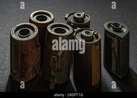 09 24 2017 Selective Focus Vintage Brass Leica Ernst Leitz Z et Contax Reloadable 35mm cartouche de film Canister Kalyan Maharashtra INDE. Banque D'Images