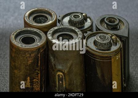 09 24 2017 Selective Focus Vintage Brass Leica Ernst Leitz Z et Contax Reloadable 35mm cartouche de film Canister Kalyan Maharashtra INDE. Banque D'Images