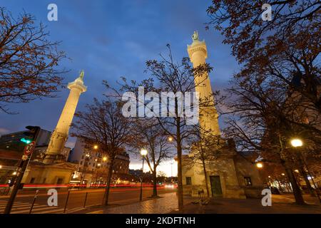 Les deux colonnes doriques érigées en 1788 sur l'avenue Trone encadrent l'entrée du cours de Vincennes et de la place de la Nation. Paris. Banque D'Images