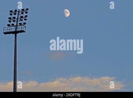 La demi-lune dans le ciel Banque D'Images