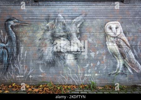 Une collection de peintures murales à Leeds, une photo célébrant des personnages célèbres de Leeds, accueillant des visiteurs dans la région de Leeds Dock. Banque D'Images