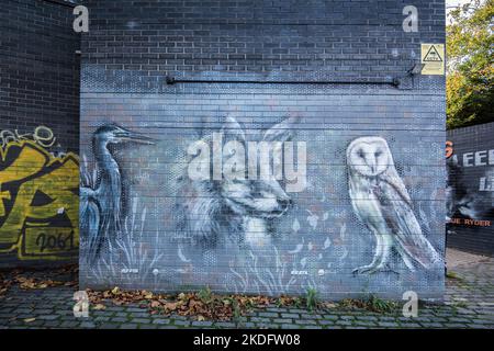 Une collection de peintures murales à Leeds, une photo célébrant des personnages célèbres de Leeds, accueillant des visiteurs dans la région de Leeds Dock. Banque D'Images