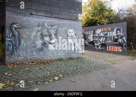 Une collection de peintures murales à Leeds, une photo célébrant des personnages célèbres de Leeds, accueillant des visiteurs dans la région de Leeds Dock. Banque D'Images