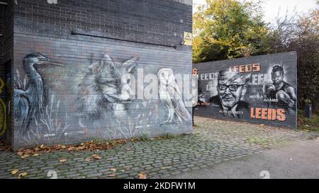 Une collection de peintures murales à Leeds, une photo célébrant des personnages célèbres de Leeds, accueillant des visiteurs dans la région de Leeds Dock. Banque D'Images