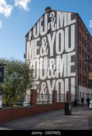 YOU&ME, ME&YOU BY ANTHONY BURRILL.situé sur le côté d'un bâtiment historique au bord du canal, une collaboration entre « In Good Company » et l'artiste Burrill. Banque D'Images