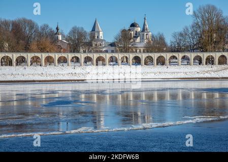 Jour de printemps sur la rivière Volkhov près de l'ancien Gostiny Dvor. Veliky Novgorod, Russie Banque D'Images