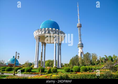 TACHKENT, OUZBÉKISTAN - 04 SEPTEMBRE 2022 : rotonde dans le complexe commémoratif 'mémoire des victimes de la répression' et la tour de télévision Banque D'Images