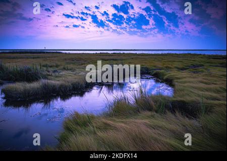 Lever du soleil dans la baie de Chesapeake, le plus grand estuaire des États-Unis Banque D'Images