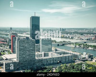 Vue aérienne stupéfiante avec Donau City et les gratte-ciel des tours de grattoir situé à Vienne, Autriche. Banque D'Images