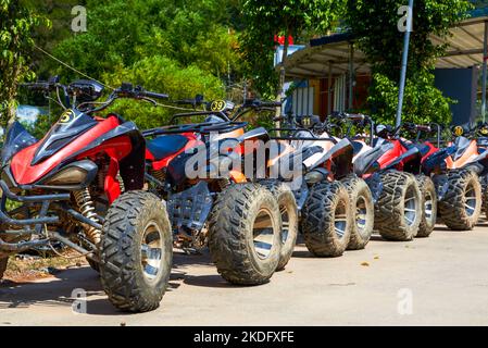 Karting tout-terrain en montagne dans le parc Banque D'Images