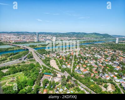 Belle vue aérienne avec le quartier Floridsdorf Pont de Brigittenauer sur le Danube à Vienne, Autriche. Banque D'Images