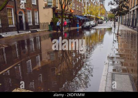 Londres, Angleterre, Royaume-Uni. 6th novembre 2022. Une rue inondée à Bloomsbury, dans le centre de Londres, après de fortes pluies. (Image de crédit : © Vuk Valcic/ZUMA Press Wire) Banque D'Images