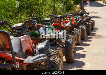 Karting tout-terrain en montagne dans le parc Banque D'Images