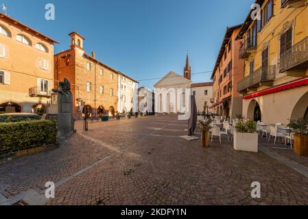 Carmagnola, Turin, Italie - 05 novembre 2022: Place Sant Agostino avec église Sant'Agostino (15th siècle) dans le style gothique et ancien bu médiéval Banque D'Images