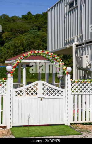 Gros plan de la grande porte en fer blanc dans le jardin extérieur Banque D'Images
