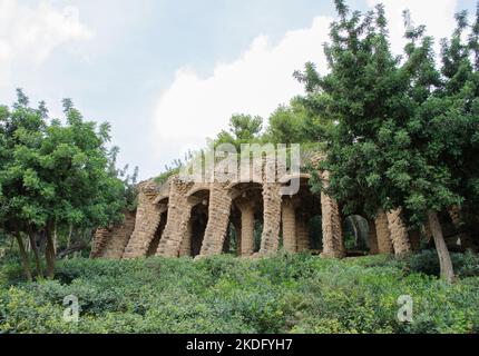 Colonnes dans le parc Guell conçu par Antoni Gaudi à Barcelone Espagne. Banque D'Images