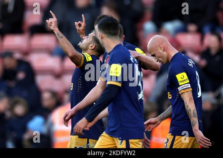 Bruno Guimaraes, de Newcastle United (à gauche), célèbre le quatrième but de son équipe lors du match de la Premier League au stade St. Mary's, à Southampton. Date de la photo: Dimanche 6 novembre 2022. Banque D'Images