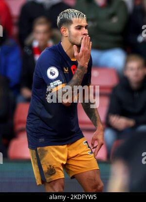 Bruno Guimaraes, de Newcastle United, célèbre le quatrième but du match de la première Ligue au stade St. Mary's, à Southampton. Date de la photo: Dimanche 6 novembre 2022. Banque D'Images