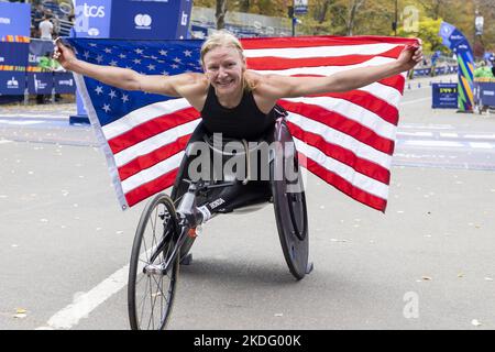 New York, États-Unis. 06th novembre 2022. Susannah Scaroni, des États-Unis, célèbre après sa première victoire au marathon New York de New York organisé dimanche à New York par la Women's Wheelchair Division 2022 NYRR TCS 6 novembre 2022. Plus de 50 000 coureurs de la ville de New York et du monde entier font la course à travers les cinq quartiers sur un parcours qui serpente depuis le pont de Verrazano avant de traverser la ligne d'arrivée par Tavern on the Green à Central Park. Photo de Corey Sipkin/UPI crédit: UPI/Alay Live News Banque D'Images