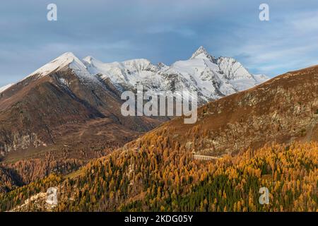 Vue à couper le souffle sur le sommet de Grossglockner, avec la route alpine de Grossglockner, mélèze jaune brillant Banque D'Images