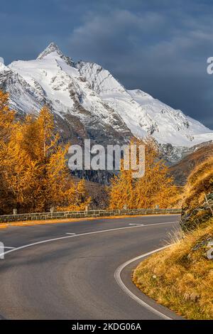 Vue à couper le souffle sur le sommet de Grossglockner, avec la route alpine de Grossglockner, mélèze jaune brillant Banque D'Images