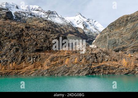 Vue à couper le souffle sur le sommet de Grossglockner, avec la route alpine de Grossglockner, mélèze jaune brillant Banque D'Images