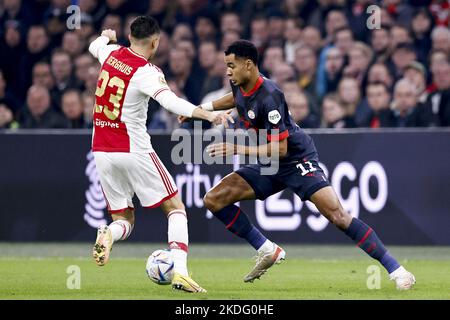 AMSTERDAM - (LR) Steven Berghuis d'Ajax, Cody Gakpo ou PSV Eindhoven pendant le match néerlandais Eredivisie entre AFC Ajax et PSV à l'arène Johan Cruijff sur 6 novembre 2022 à Amsterdam, pays-Bas. ANP MAURICE VAN STEEN Banque D'Images