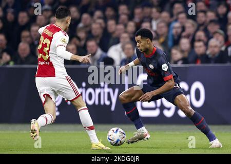 AMSTERDAM - (LR) Steven Berghuis d'Ajax, Cody Gakpo ou PSV Eindhoven pendant le match néerlandais Eredivisie entre AFC Ajax et PSV à l'arène Johan Cruijff sur 6 novembre 2022 à Amsterdam, pays-Bas. ANP MAURICE VAN STEEN Banque D'Images