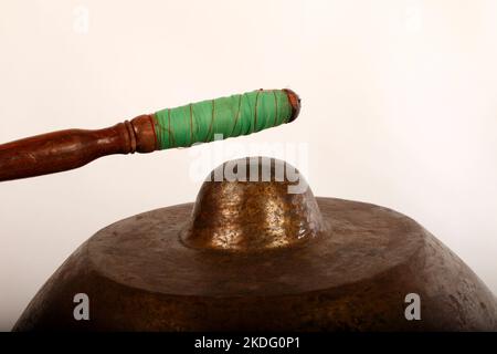 Bonang, un instrument de musique indonésien utilisé dans le gamelan javanais. Gongs en bronze sur corde avec cadre décoratif en bois. Avec fouets. Banque D'Images