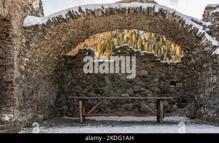 Le château Saint-Michel d'Ossana se dresse sur un éperon rocheux. Château d'Ossana dans le village d'Ossana en hiver - Sole Valley, province de Trento, Trenti Banque D'Images