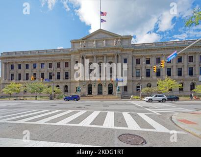 Le Cuyahoga County court House est une chambre double visuelle de l'hôtel de ville de Cleveland, à deux pâtés de maisons à l'est sur Lakeside Avenue. Banque D'Images