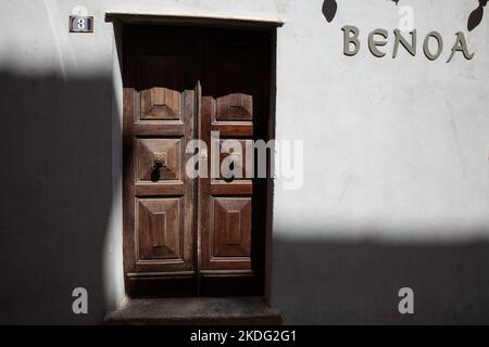 Façade d'une maison dans la ville de l'Ile Rousse Corse Balagne France Banque D'Images