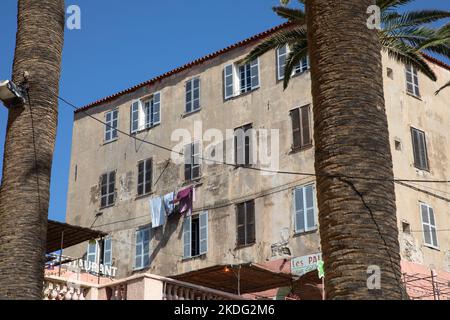 Façade de la maison en Ile Rousse Corse en mer méditerranée en été Banque D'Images