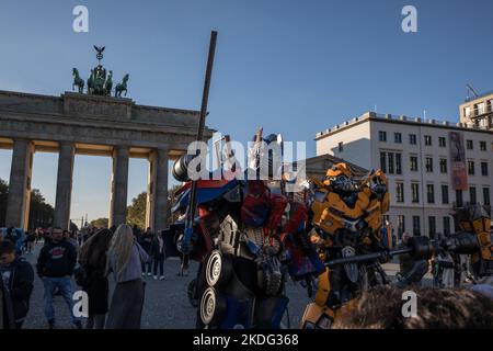 Berlin, Allemagne. 06th novembre 2022. Les gens en costumes de Transformers accueillent les enfants à la porte de Brandebourg à Berlin sur 6 novembre 2022. (Photo de Michael Kuenne/PRESSCOV/Sipa USA) crédit: SIPA USA/Alay Live News Banque D'Images