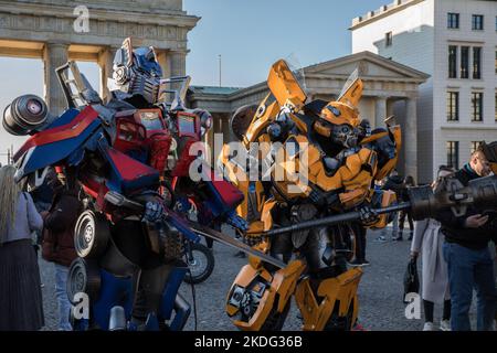 Berlin, Allemagne. 06th novembre 2022. Les gens en costumes de Transformers accueillent les enfants à la porte de Brandebourg à Berlin sur 6 novembre 2022. (Photo de Michael Kuenne/PRESSCOV/Sipa USA) crédit: SIPA USA/Alay Live News Banque D'Images