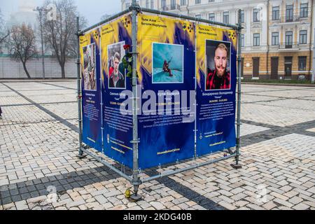 The Azov Regiment, exposition des Anges de la rue Marioupol à Kiev, capitale de l'Ukraine. L'exposition est dédiée aux défenseurs de l'unité Azov, OMS Banque D'Images