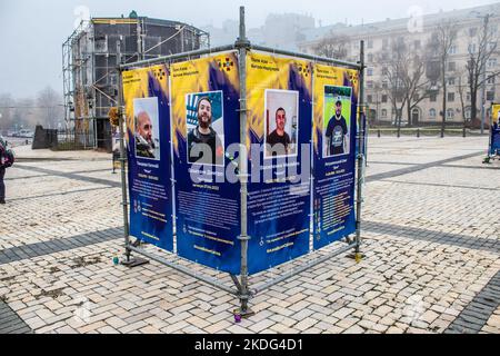 The Azov Regiment, exposition des Anges de la rue Marioupol à Kiev, capitale de l'Ukraine. L'exposition est dédiée aux défenseurs de l'unité Azov, OMS Banque D'Images