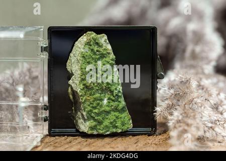 Chlorite vert avec formation cristalline de quartz dans une zone d'affichage d'échantillon sur fond naturel Banque D'Images