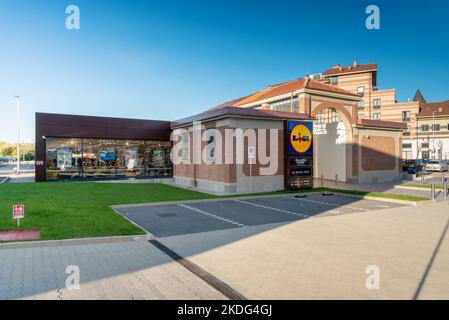 Carmagnola, Turin, Italie - 05 novembre 2022: La nouvelle boutique de remise Lidl dans via Francesco di Sales Banque D'Images