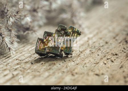 Bismuth Crystalline Silver-Pink Hue Metal avec rhombohédrique Crystal structure man-made in Lead and Copper Smelléding Banque D'Images