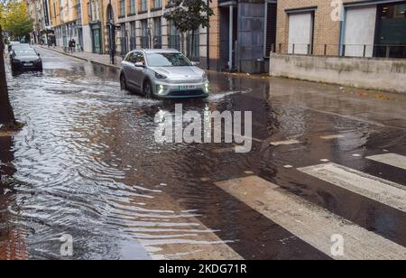 Londres, Royaume-Uni. 6th novembre 2022. Une rue inondée à Bloomsbury, dans le centre de Londres, après de fortes pluies. Banque D'Images