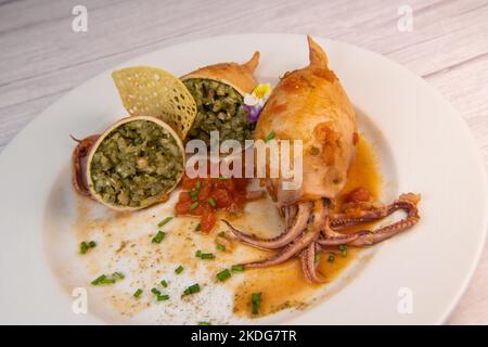 RECETTE POUR LE CALAMAR FARCI, LE RIZOTTO ET LE PESTO AUX ÉPINARDS, SAUCE TOMATE MAISON Banque D'Images