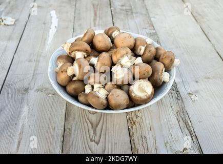 Bol de champignons sur fond de bois Banque D'Images