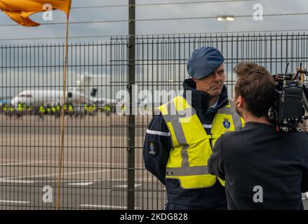Aéroport de Schiphol Amsterdam, pays-Bas, 05.11.2022 ans, porte-parole de la Royal Netherlands Marechaussee Robert Van Kapel interviewé pendant pro Banque D'Images