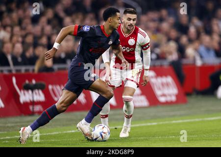 AMSTERDAM - (LR) Cody Gakpo du PSV Eindhoven, Dusan Tadic d'Ajax lors du match hollandais entre AFC Ajax et PSV à l'arène Johan Cruijff sur 6 novembre 2022 à Amsterdam, pays-Bas. ANP MAURICE VAN STEEN Banque D'Images