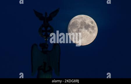 Berlin, Allemagne. 06th novembre 2022. La lune s'élève derrière la Quadriga sur la porte de Brandebourg. Credit: Paul Zinken/dpa/Alay Live News Banque D'Images