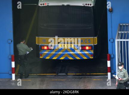 Une fourgonnette de prison portant l'ancien rédacteur en chef en chef en exercice Stand News Patrick Lam Shiu-tung et l'ancien rédacteur en chef Chung Pui-kuen au centre de réception de Lai Chi Kok. Deux anciens éditeurs du portail Stand News désormais défunte font face à la publication des frais de publication sédimentaires.01NOV22 SCMP/Yik Yeung-man Banque D'Images