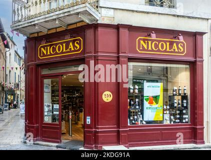 Une succursale du magasin de vins, Nicolas, à Nímes, en France. Banque D'Images
