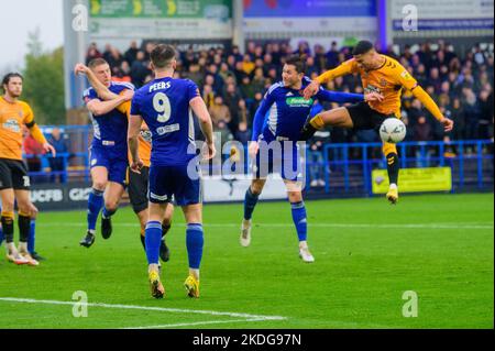 Ashton-Under-Lyne, Royaume-Uni. Dimanche 6th novembre 2022.Harvey Knibbs de Cambridge United FC descend le ballon pendant le match rond de la FA Cup 1st entre Curzon Ashton et Cambridge United au stade Tameside, Ashton-Under-Lyne, le dimanche 6th novembre 2022. (Credit: Ian Charles | MI News) Credit: MI News & Sport /Alay Live News Banque D'Images