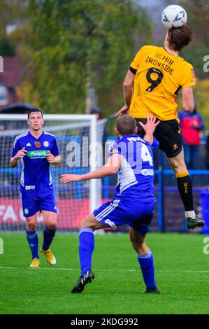 Ashton-Under-Lyne, Royaume-Uni. Dimanche 6th novembre 2022.pendant le match rond de la FA Cup 1st entre Curzon Ashton et Cambridge se sont Unis au stade Tameside, Ashton-under-Lyne, le dimanche 6th novembre 2022. (Credit: Ian Charles | MI News)Joe Ironside de Cambridge United FC dirige le bal Credit: MI News & Sport /Alay Live News Banque D'Images